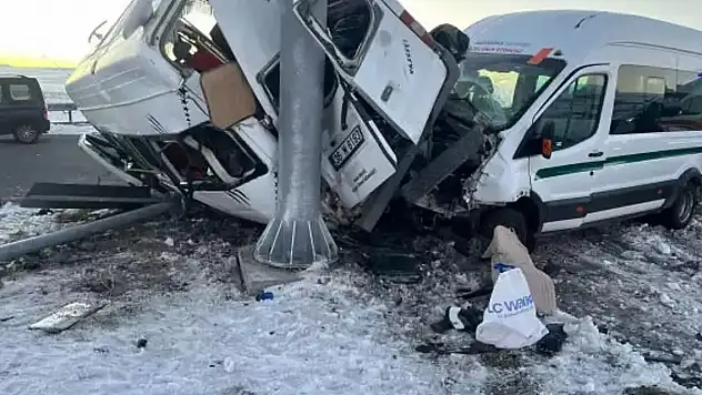 Kars'ta korkunç çarpışma! 1'i ağır 20 yaralı