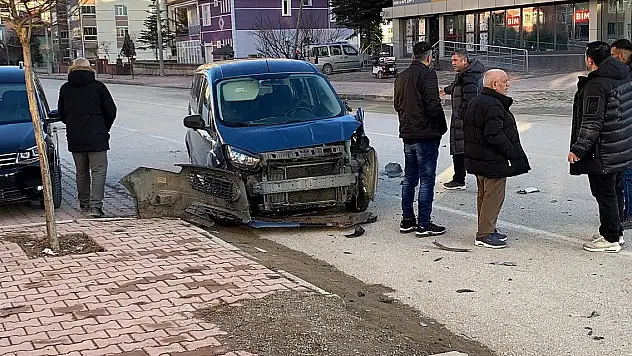 Konya'da hafif ticari araçlar çarpıştı!