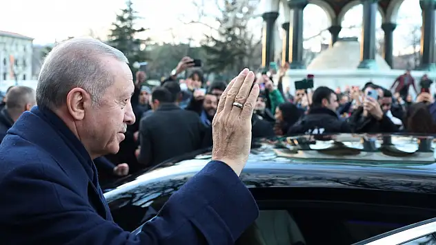 Cumhurbaşkanı Erdoğan, Sultanahmet'te vatandaşların kandilini kutladı