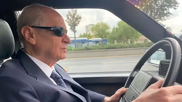 Devlet Bahçeli, klasik otomobilinde Ferdi Tayfur'u andı