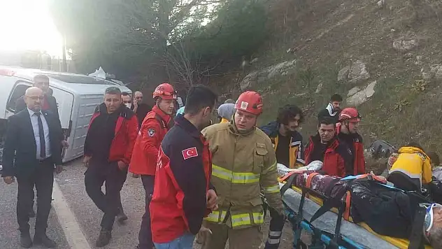 Yolcu minibüsü ile otomobil çarpıştı: 2 ölü, 18 yaralı