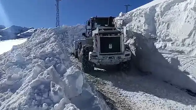 Tünelleri andırdı! 3 metrelik karla zorlu mücadele