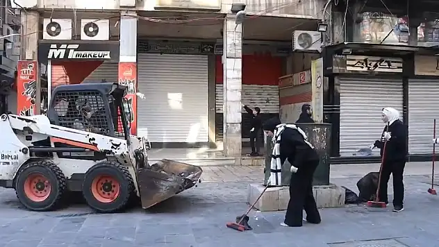 Suriye'nin başkenti Şam'da gönüllüler sokakları temizledi