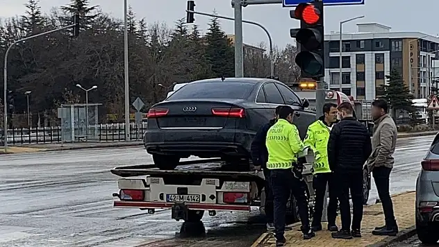 Jandarmanın dur ihtarına uymayarak kaçan plakasız otomobil polise yakalandı