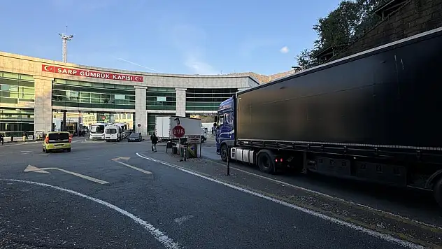 Sarp Sınır Kapısı'nda tır geçişleri rekor kırdı