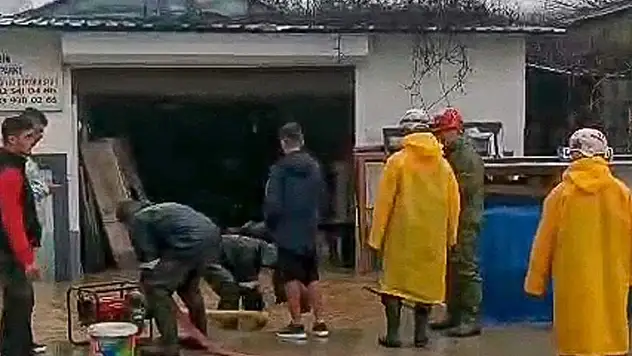 16 ev ve 2 iş yerini su bastı