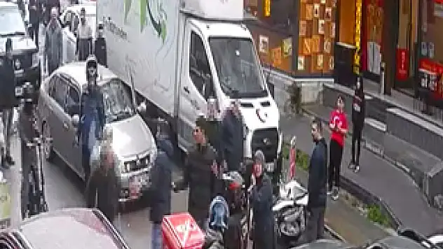 Yol verme kavgası boynundan bıçaklayarak öldürdü