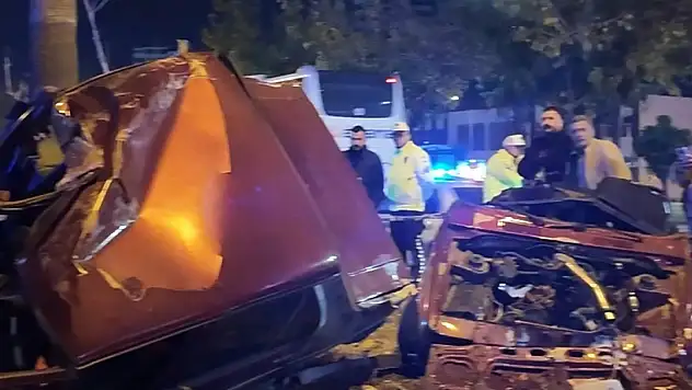 Refüjdeki direğe çarpan otomobil ikiye bölündü: 1 ölü, 2 yaralı