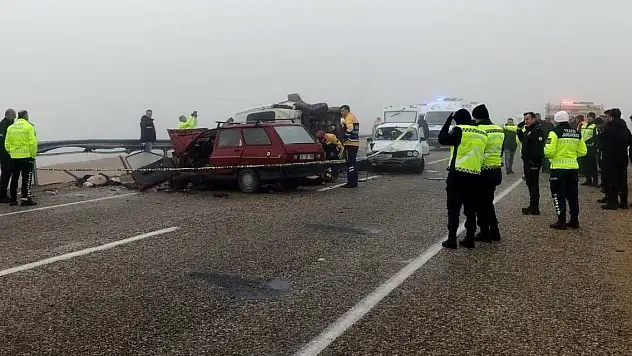 Kırşehir'de işçi servis minibüsü ile 2 otomobil çarpıştı: 3 ölü, 18 yaralı