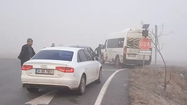 Kayseri'de servis minibüsü ile otomobil çarpıştı 5'i öğrenci, 10 yaralı