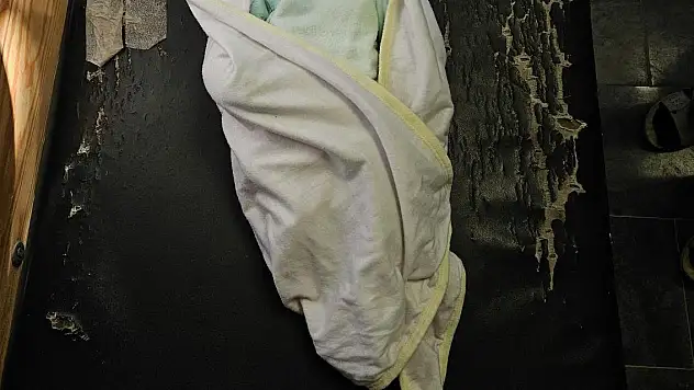 Gazze'de bir bebek daha donarak hayatını kaybetti