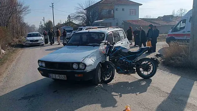 Konya'da motosiklet ile otomobil çarpıştı: 1'i ağır 2 yaralı