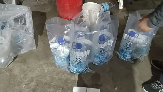 Adana'da 15 ton çeşme suyunu zemzem suyu diye şişelediler