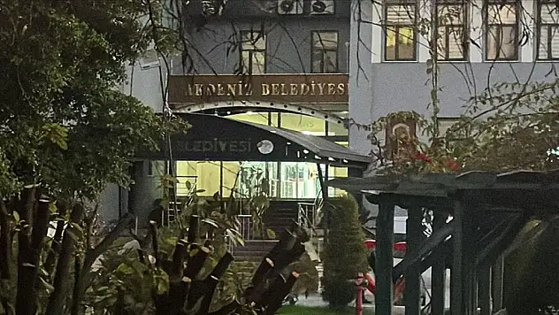 Akdeniz Belediye Başkanı Hoşyar Sarıyıldız ile 5 belediye meclis üyesi gözaltına alındı