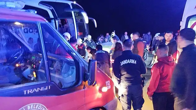 Adana'da yolcu otobüsüyle çarpışan otomobildeki karı-koca yaralandı