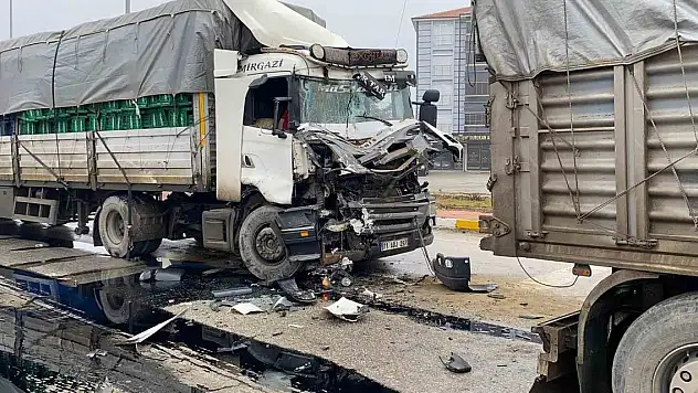 Konya'da tırlar çarpıştı, sürücü yaralandı