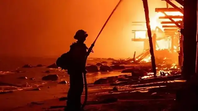 Yangında hayatını kaybedenlerin sayısı 16'ya yükseldi