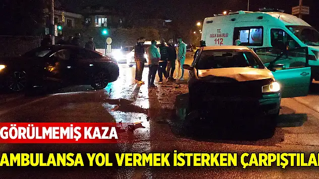 Ambulansa yol vermek isterken çarpıştılar