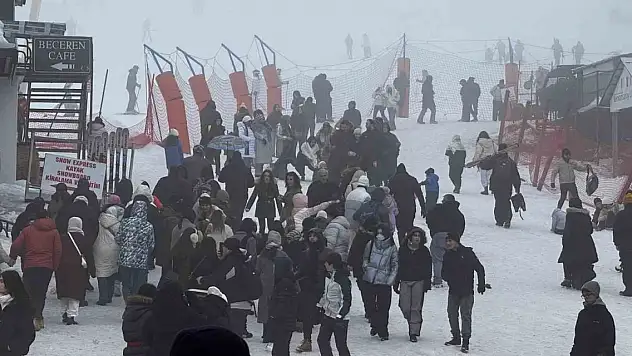 Zirveye turist akını