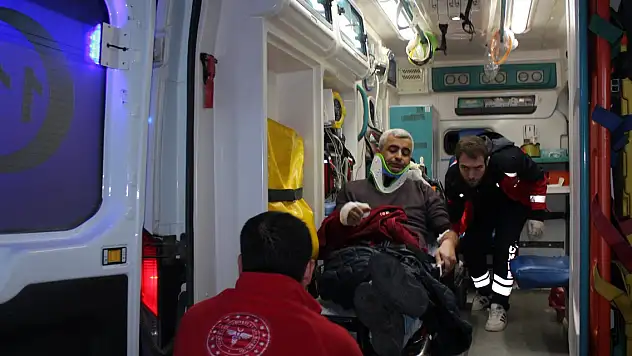 Lastiği patlayan otomobil şarampole devrildi: 5 yaralı