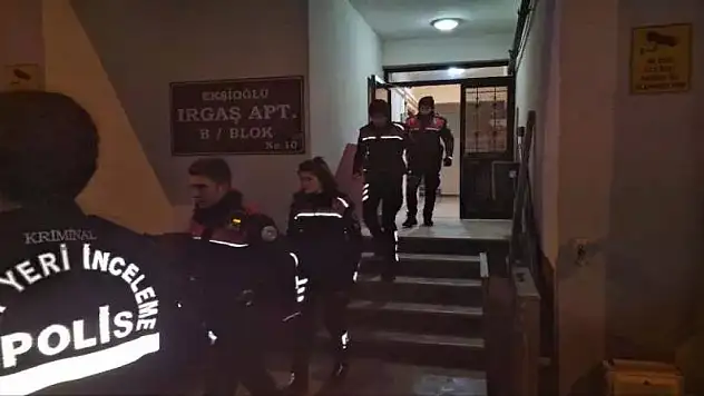 Annesini banyoda bıçaklanmış halde buldu! 1 gün önce taşınmışlardı...