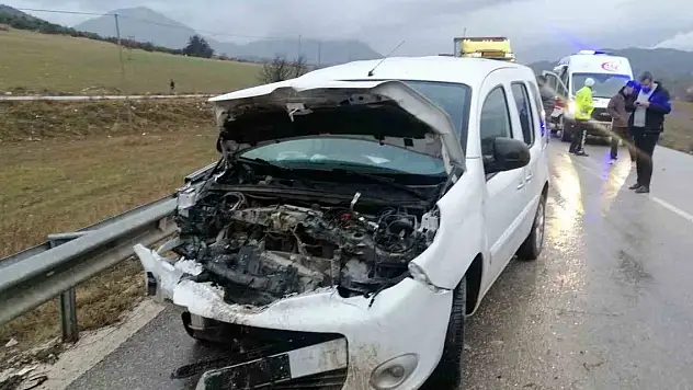 Isparta-Konya karayolunda midibüs ile sivil polis aracı çarpıştı: 2 polis yaralı