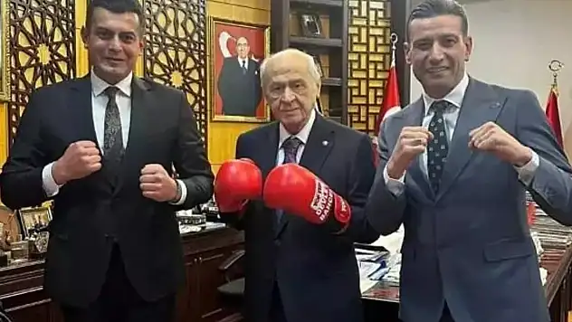 MHP lideri Bahçeli boks eldiveniyle poz verdi!