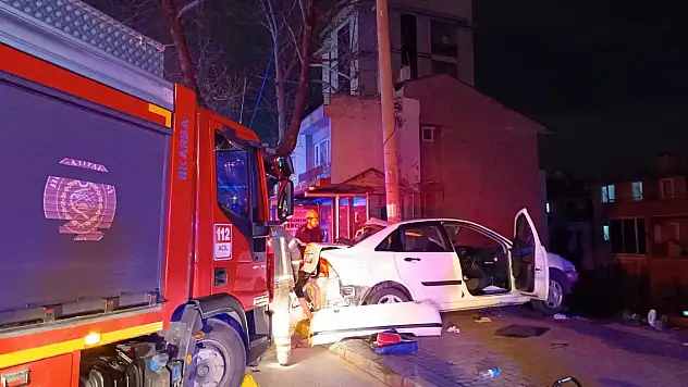 Bursa'da otomobil elektrik direğine çarptı: 1 ölü, 3 yaralı