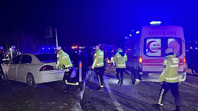 Uşak'ta otomobil ile işçi servisi çarpıştı: 28 yaralı