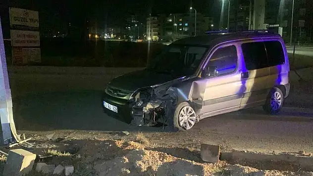 Karaman'da kontrolden çıkan hafif ticari araç, aydınlatma direğine çarptı