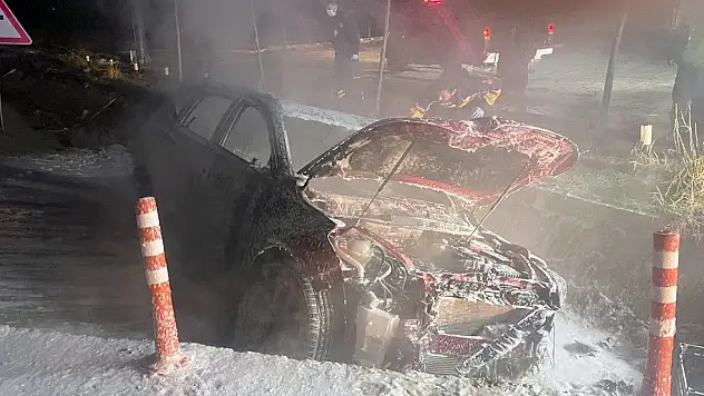 Takla atıp alev aldı: Sürücü öldü