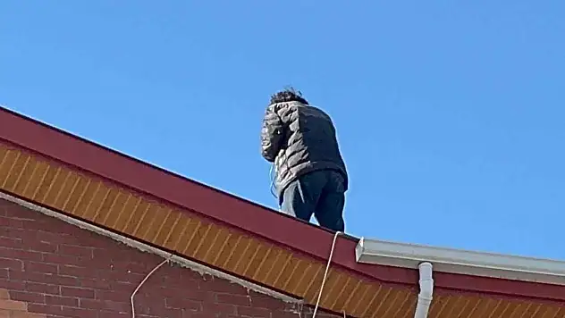 Dişlerini yaptıramadığı için çatıya çıktı