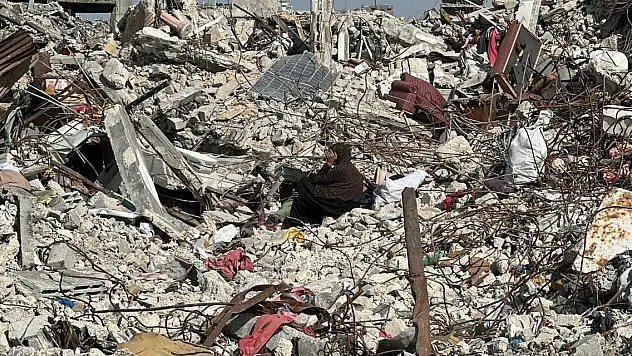 Ateşkes sonrası Gazzeliler, molozlar arasında cenazelerini arıyor