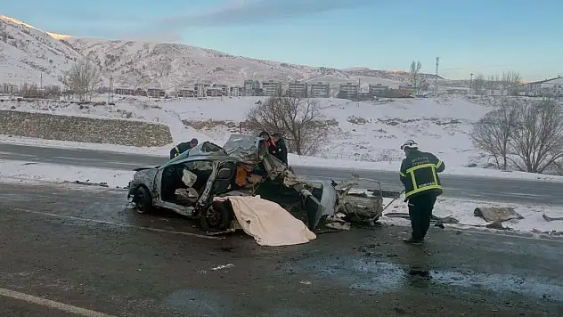 Bitlis'te tır ile otomobil çarpıştı: 1 ölü, 2 yaralı