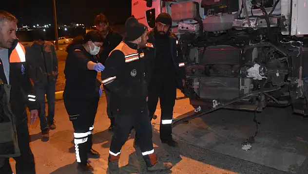 Sivas'ta yolcu otobüsü çöp kamyonuyla çarpıştı: 4 yaralı