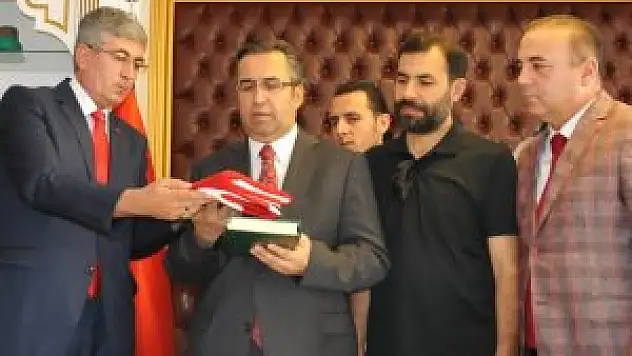 Emniyet Müdürü'ne bayrak ve Kuran hediye ettiler