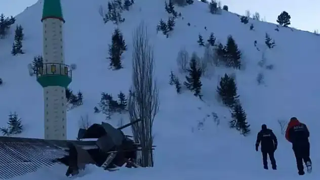 Cami ve lojmanın üzerine çığ düştü