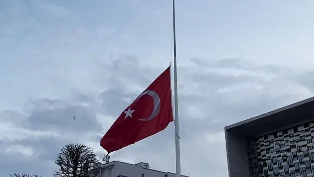 Milli yas nedeniyle bayraklar yarıya indirildi