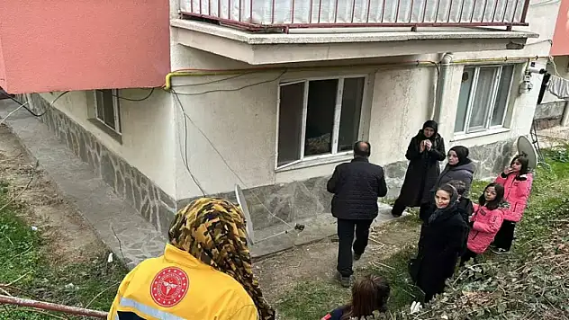 Annesinin yalnız bıraktığı 8 aylık bebeği, polis evden çıkardı