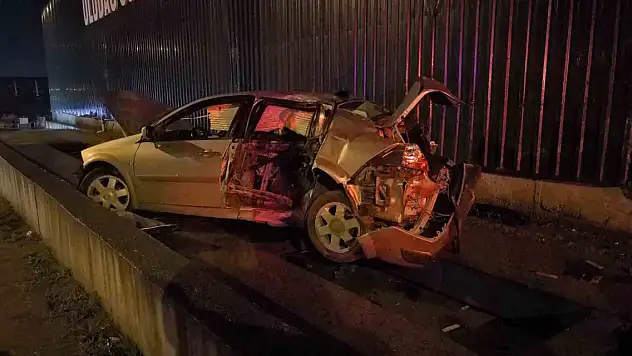 Bıçaklı kavga sonrası olay yerinden kaçan şüpheliler kaza yaptı: 1 ölü, 2 yaralı