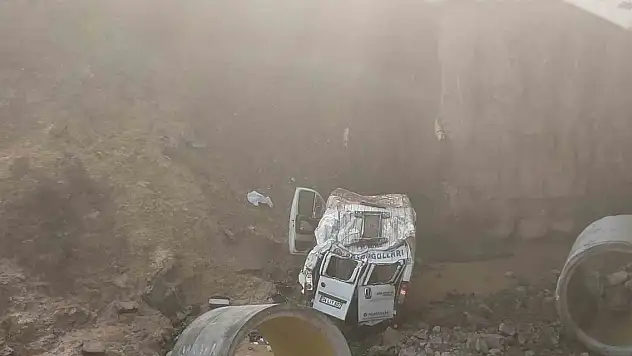 Servis minibüsü dere yatağına uçtu: 2 ölü, 13 yaralı