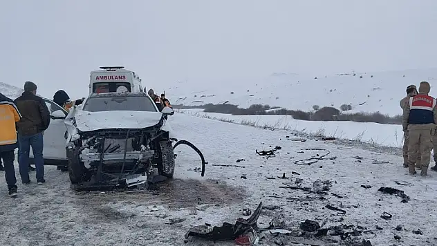 Erzurum'da iki araç çarpıştı, 2 kişi öldü, 3 kişi yaralandı
