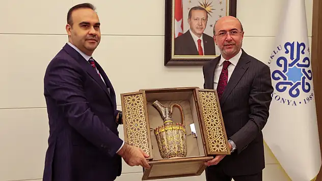 Mehmet Fatih Kacır'a Pekyatırmacı'dan anlamlı hediye