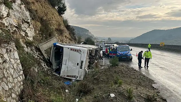 Aydın-İzmir kara yolunda tur midibüsü devrildi 23 yaralı var