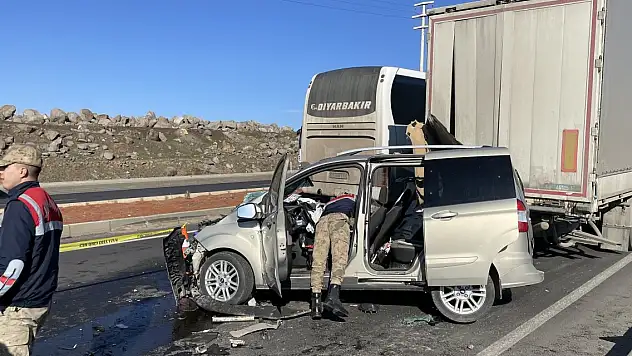 Siverek-Diyarbakır yolunda hafif ticari araç ile TIR çarpıştı: 1 ölü, 1 yaralı