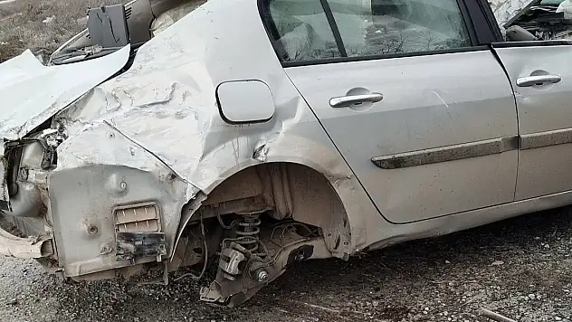 İş yerinin duvarına çarpan otomobilin sürücüsü öldü