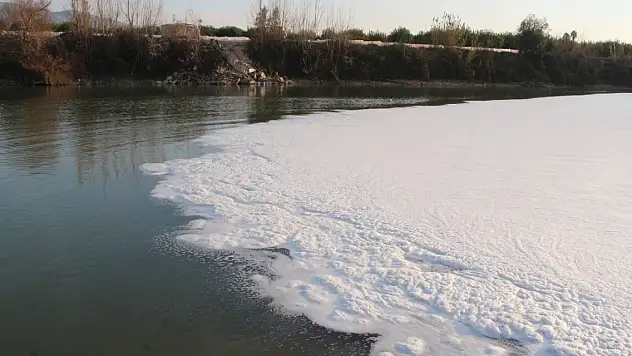 Nehir siyaha dönüp köpürüyor!