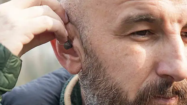 Saç ekerken kulak zarını biçti