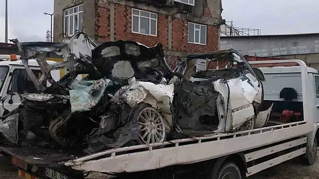 Otomobil tıra ok gibi saplandı: 1 ölü