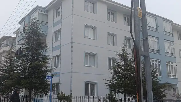 Eşini bıçakla yaralayıp, yaşamına son verdi